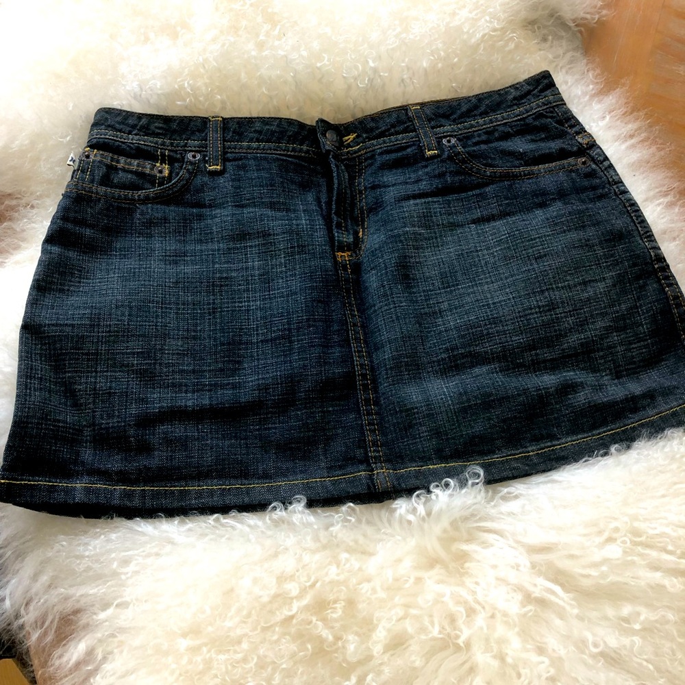 VGC Hurley women’s dark denim jean mini skirt in size 5!!